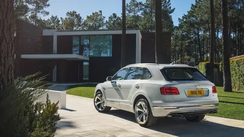 Bentley Bentayga Plug-In Hybrid El primer modelo híbrido en la historia de Bentley será el Bentley Bentayga Plug-In Hybrid con 50 Km de autonomía eléctrica