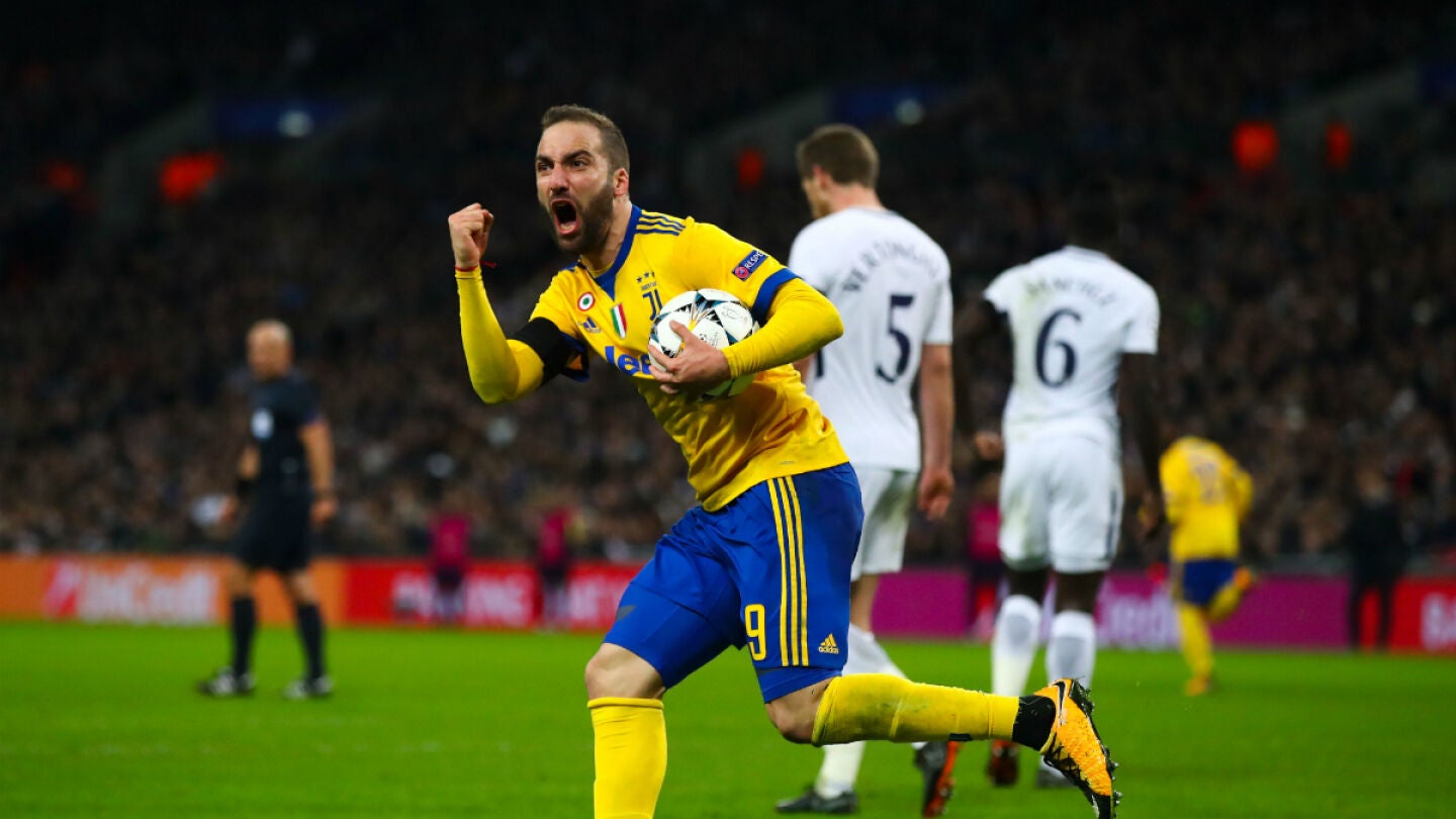 HIgua&iacute;n celebra un gol
