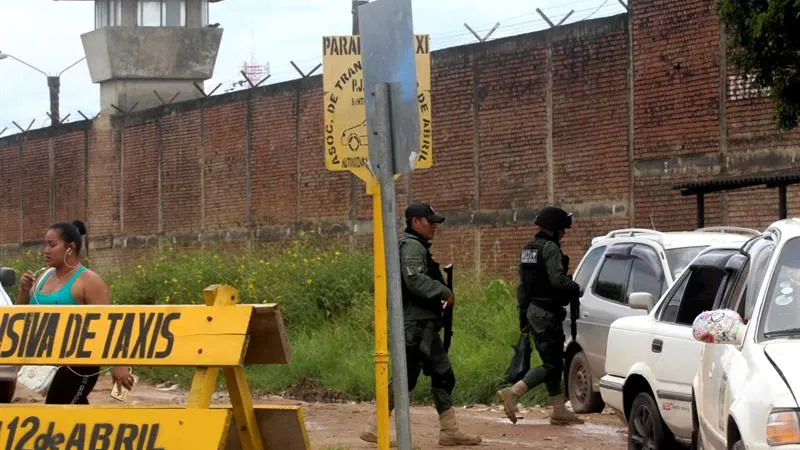 Dos policías caminan junto a la cárcel de Palmasola, en Bolivia