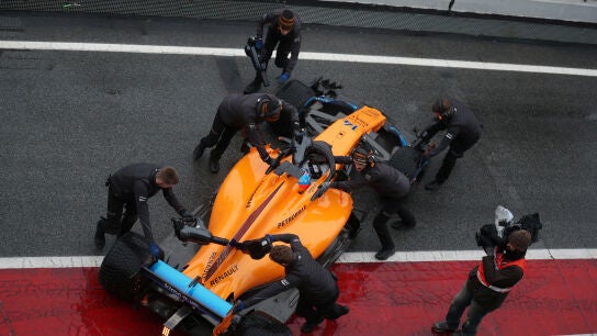 Los mec&aacute;nicos de McLaren meten el monoplaza de Alonso a boxes