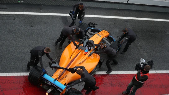 Los mecánicos de McLaren meten el monoplaza de Alonso a boxes Los mecánicos de McLaren meten el monoplaza de Alonso a boxes