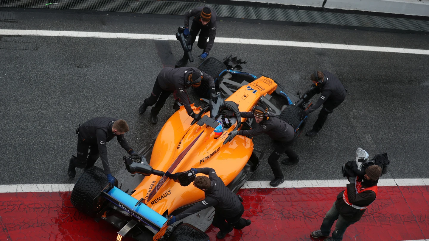 Los mecánicos de McLaren meten el monoplaza de Alonso a boxes Los mecánicos de McLaren meten el monoplaza de Alonso a boxes