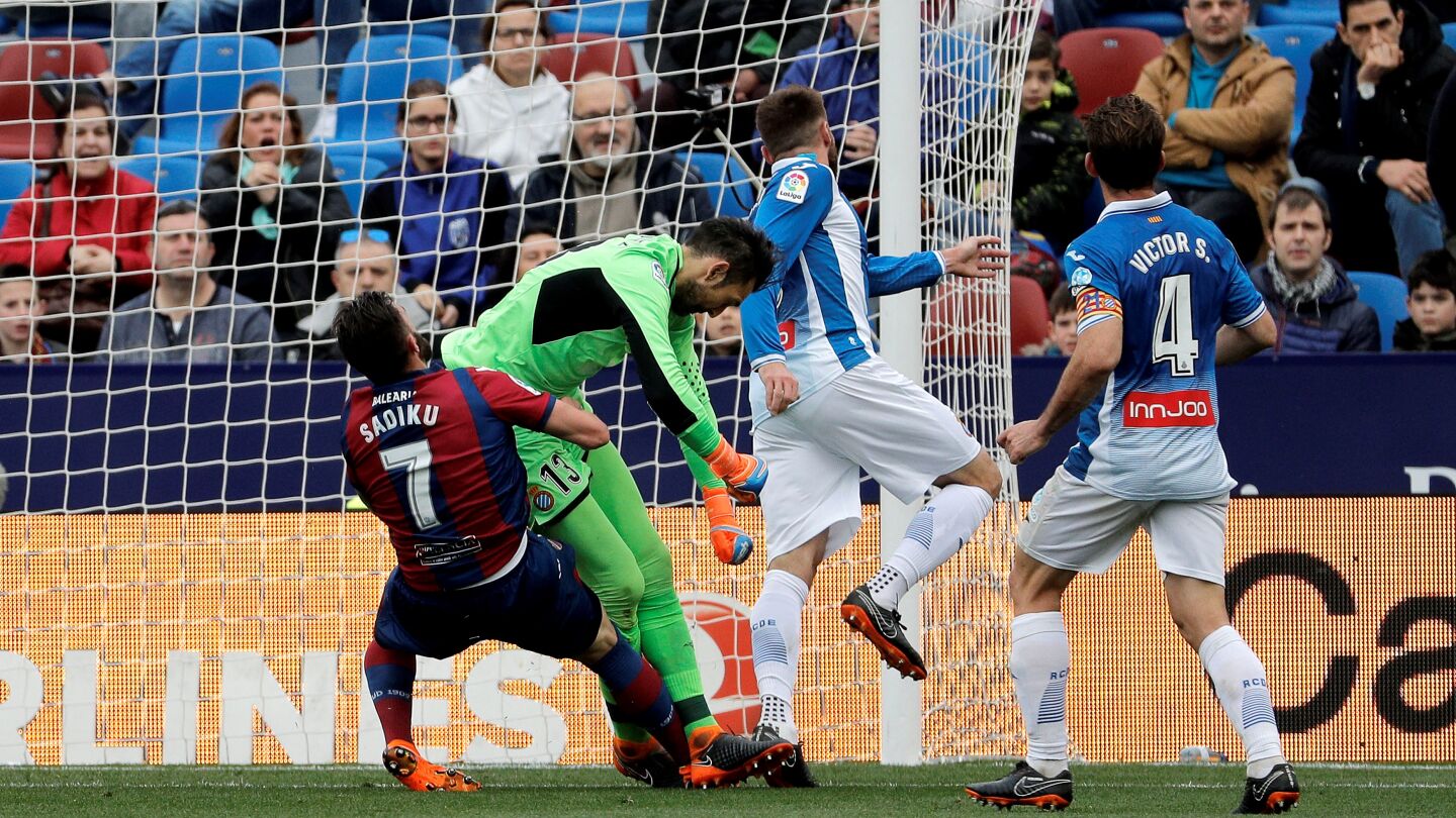 Diego L&oacute;pez choca con Sadiku durante un partido