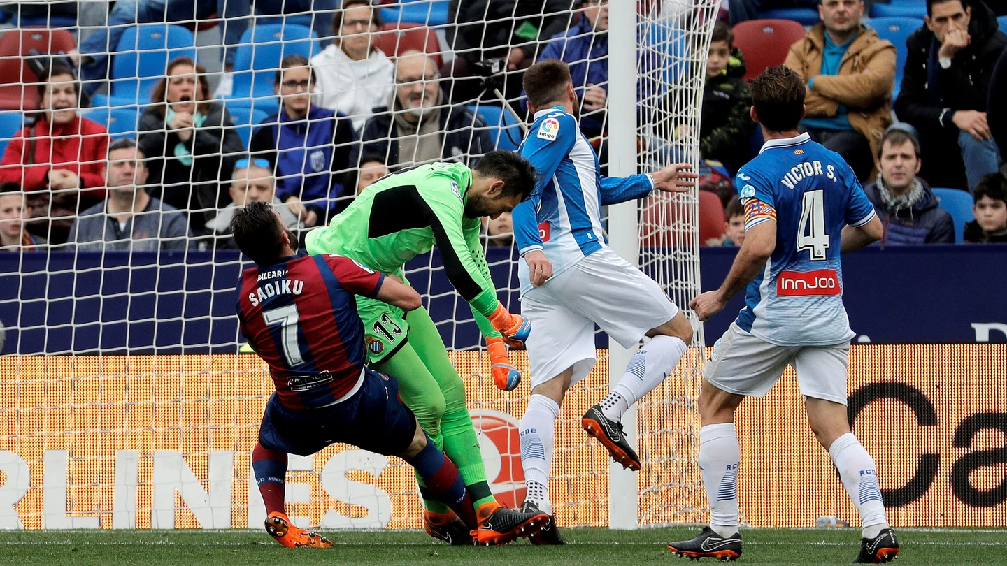 Diego López choca con Sadiku durante un partido Diego López choca con Sadiku durante un partido