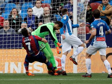 Diego López choca con Sadiku durante un partido Diego López choca con Sadiku durante un partido