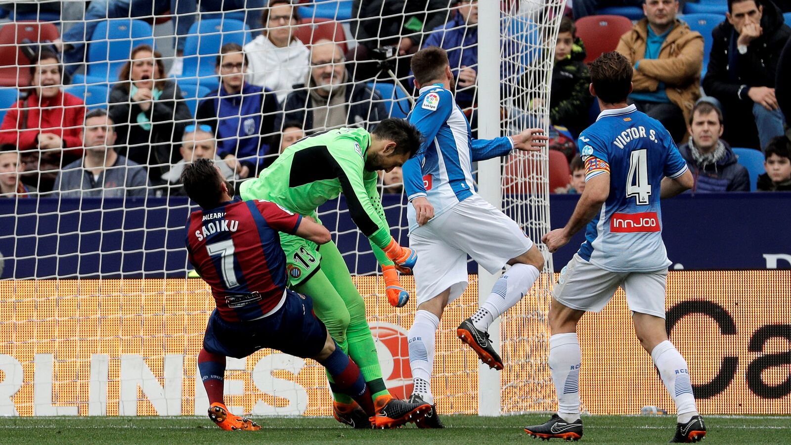Diego L&oacute;pez choca con Sadiku durante un partido