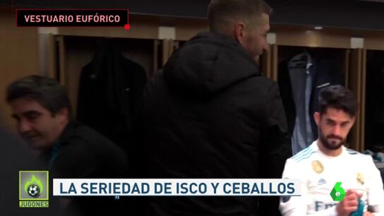 La seriedad de Isco y Ceballos con Zidane en la celebraci&oacute;n del Madrid en el vestuario