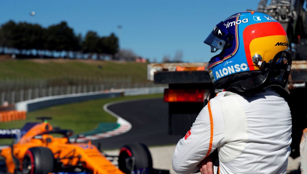Alonso observa su McLaren
