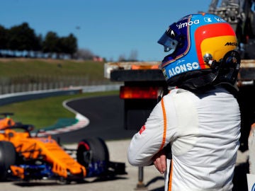 Alonso observa su McLaren Alonso observa su McLaren
