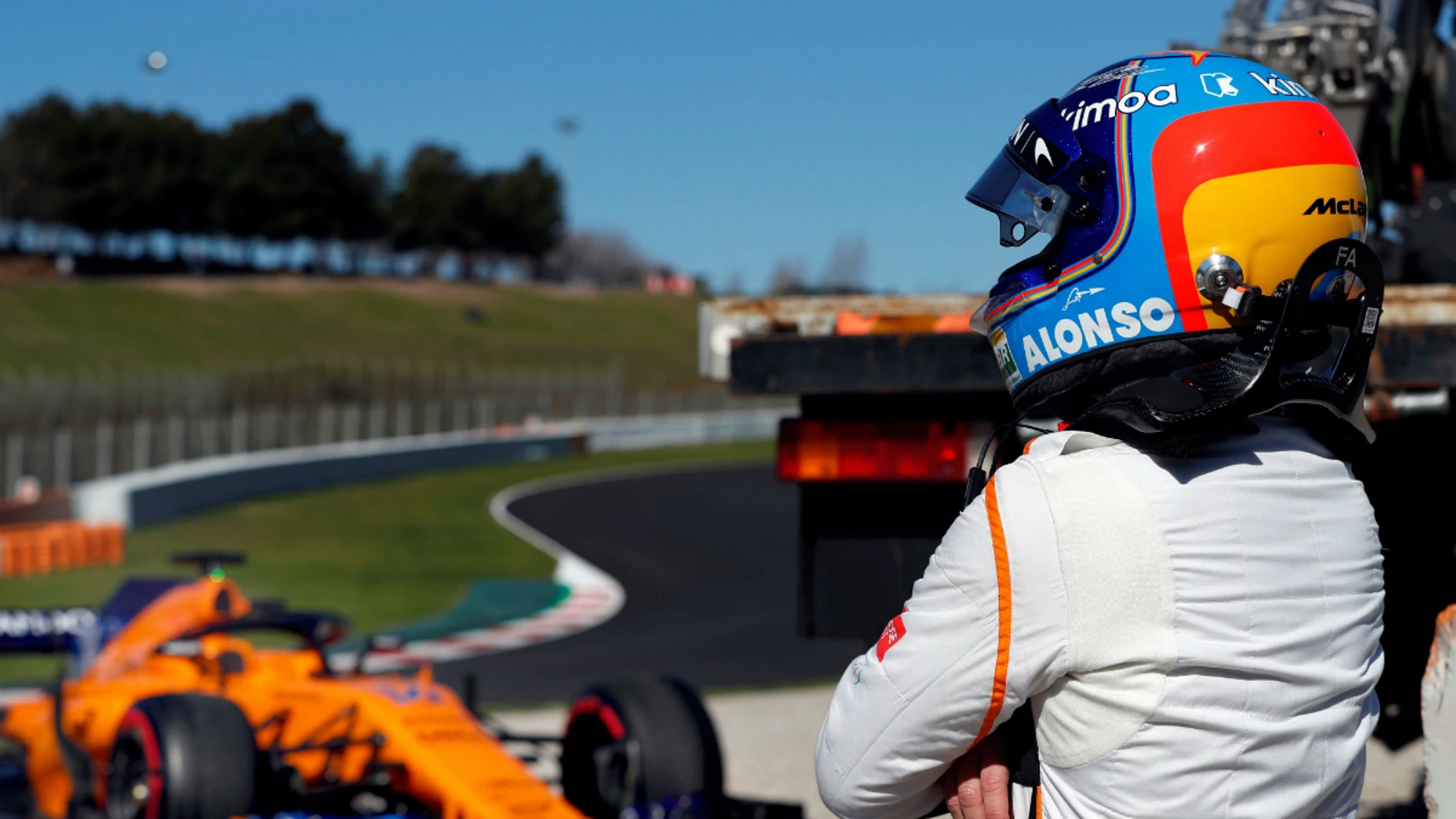 Alonso observa su McLaren
