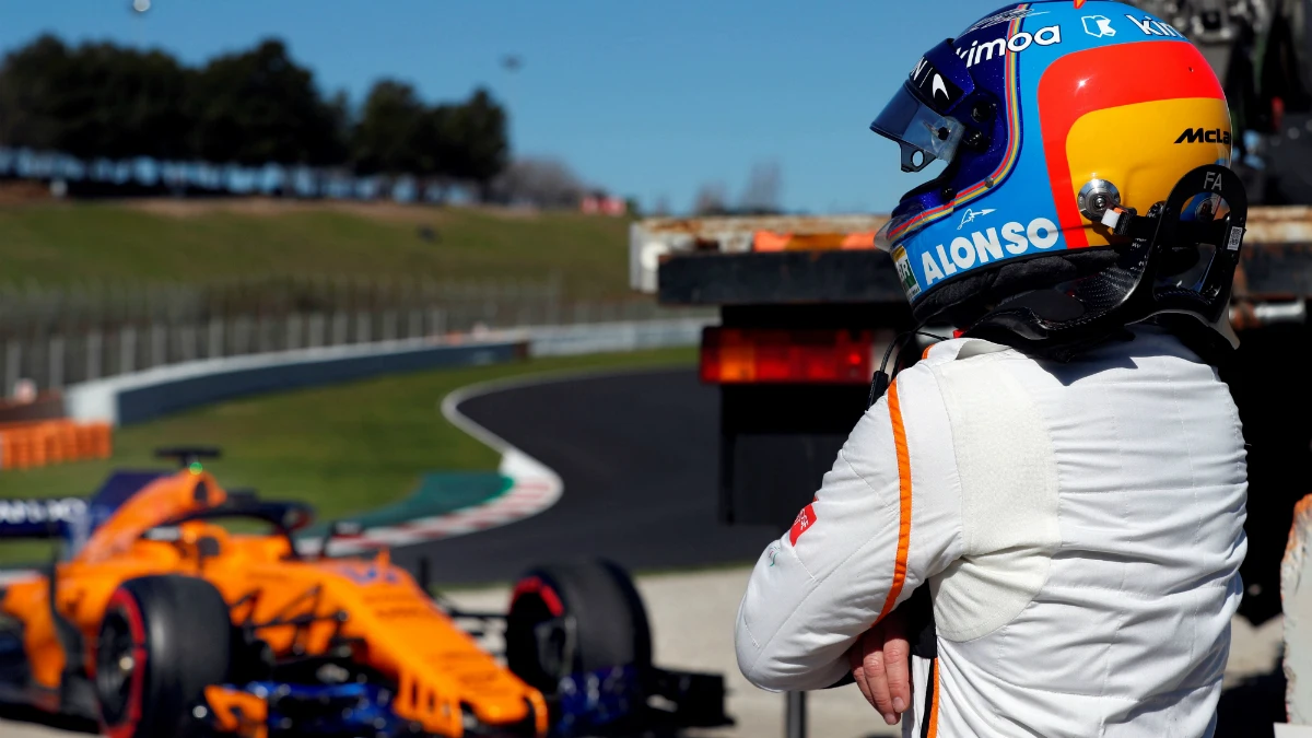 Alonso observa su McLaren