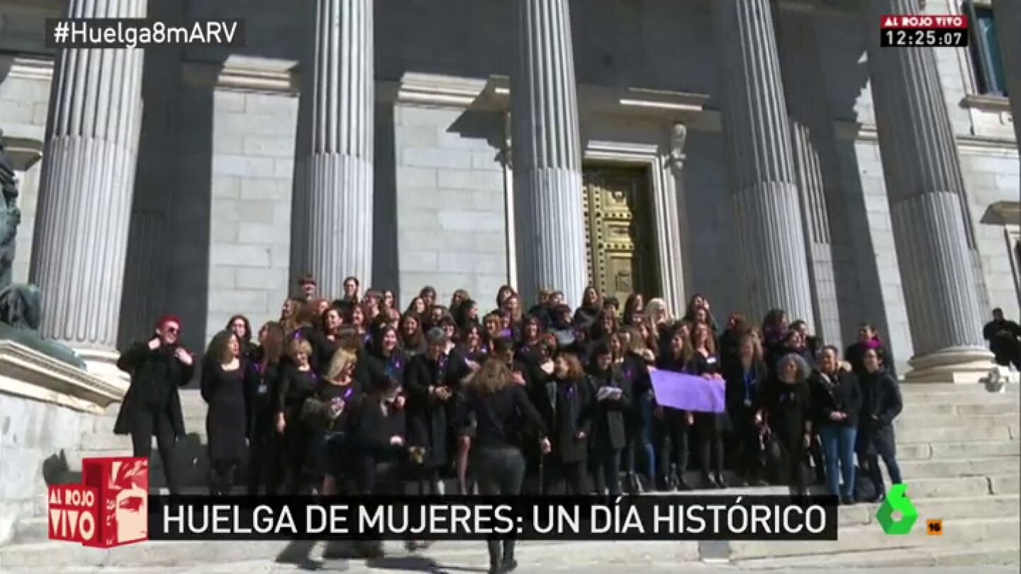 Decenas de periodistas en la escalinata del Congreso