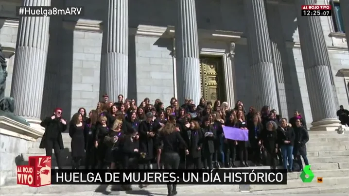 Decenas de periodistas en la escalinata del Congreso