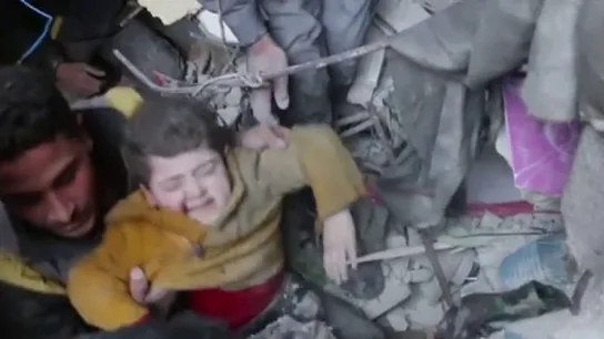 Niño sirio rescatado entre los escombros Niño sirio rescatado entre los escombros