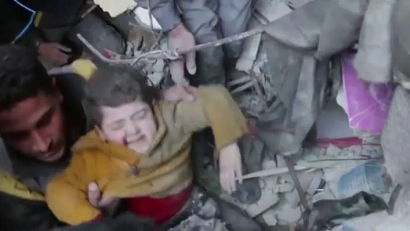 Niño sirio rescatado entre los escombros Niño sirio rescatado entre los escombros