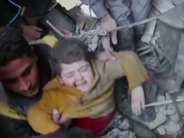 Niño sirio rescatado entre los escombros Niño sirio rescatado entre los escombros