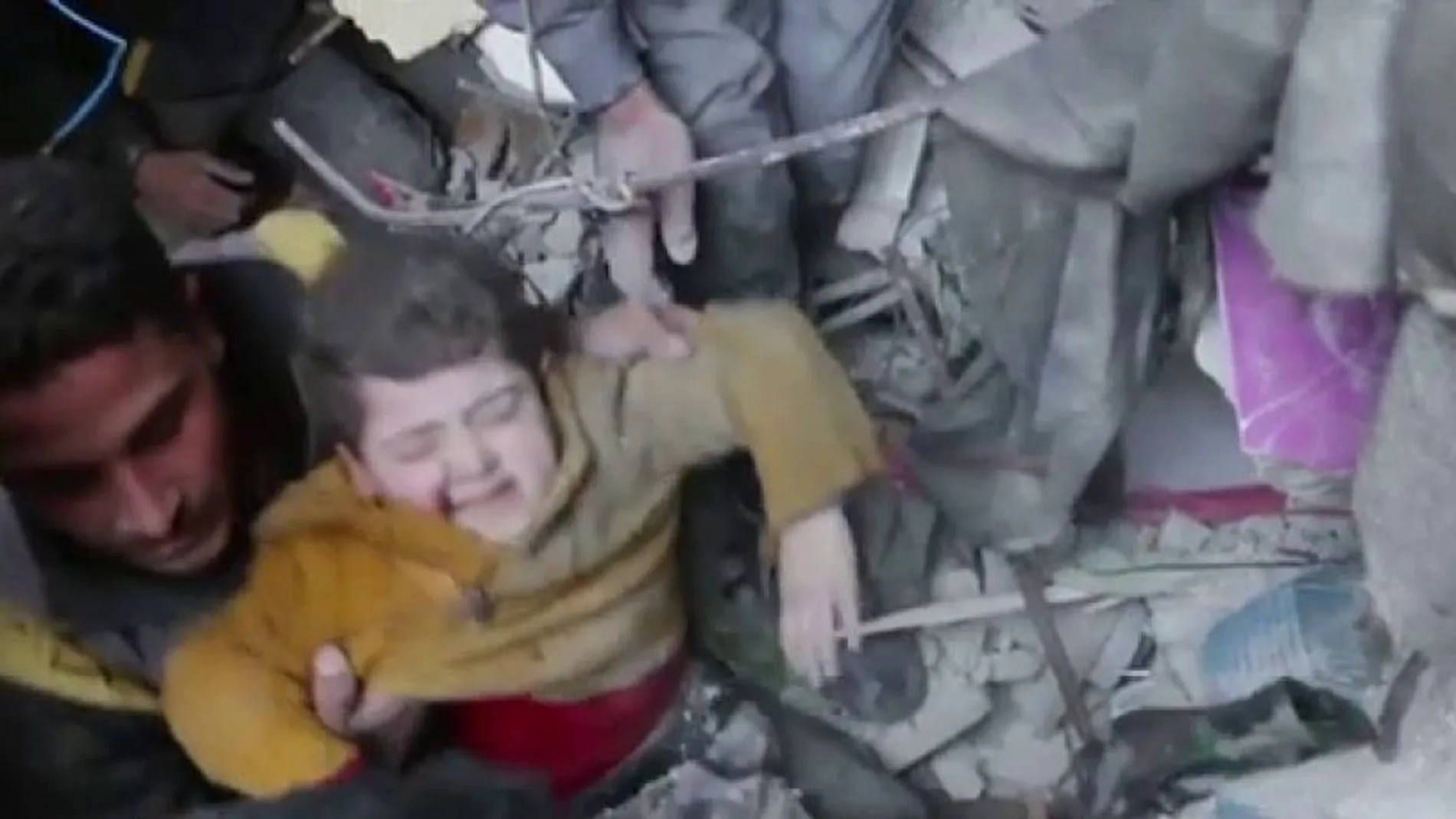 Niño sirio rescatado entre los escombros