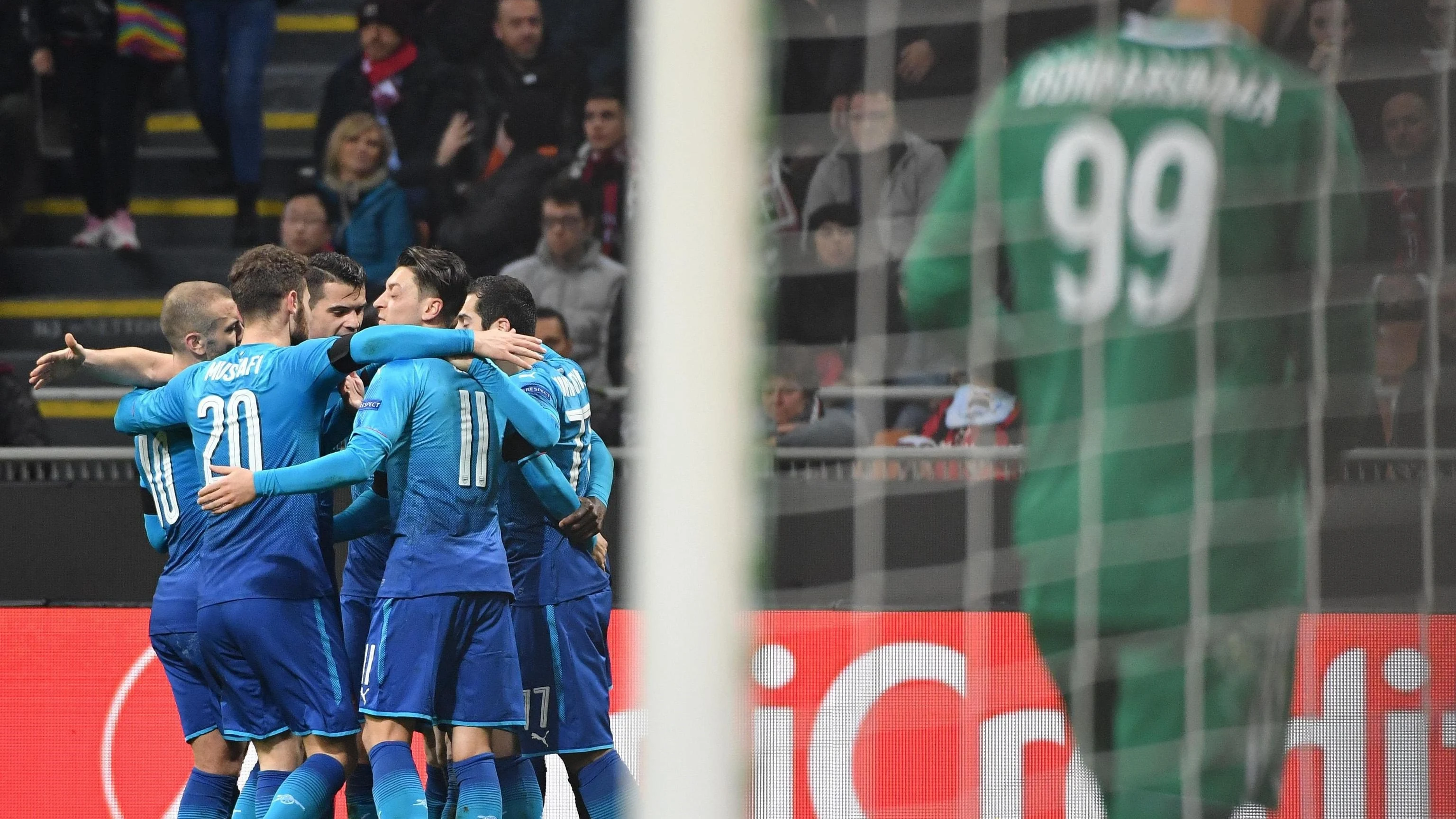 Los jugadores del Arsenal celebran un gol ante el Milan