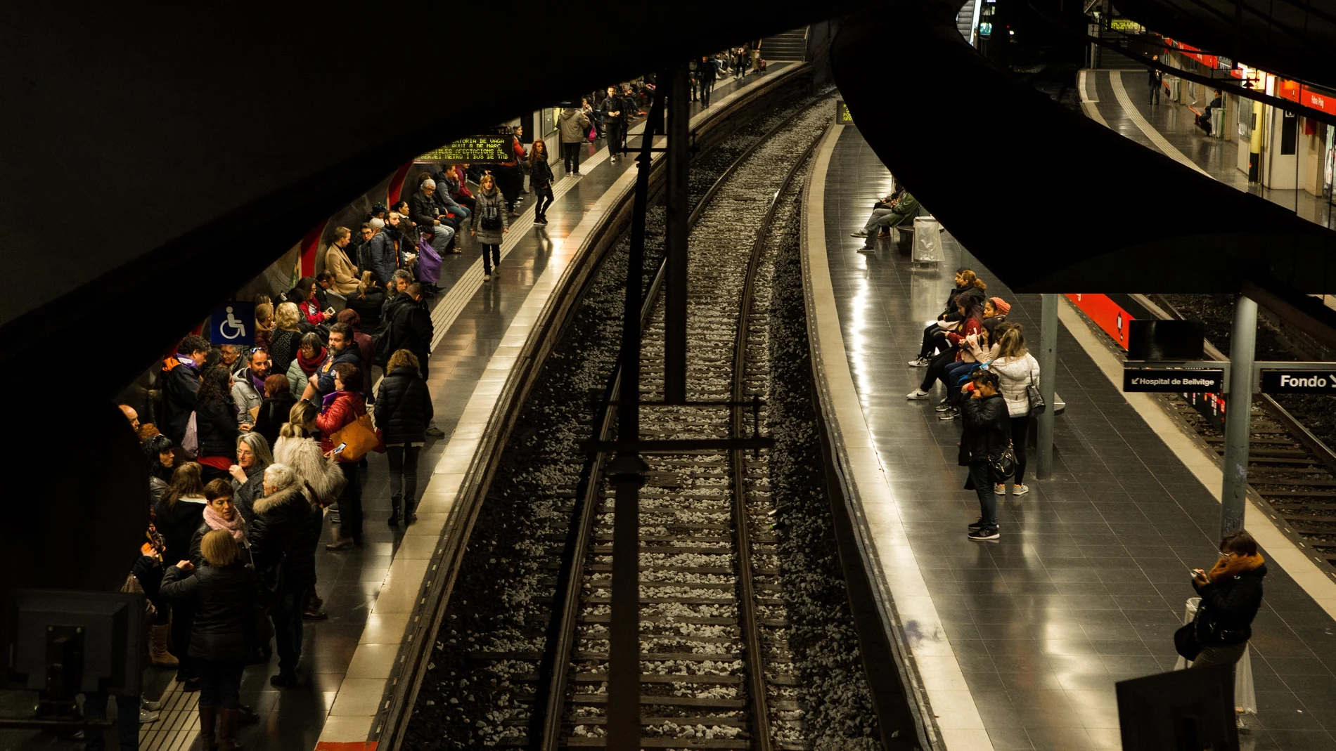 Una estación de Metro Barcelona abarrotada durante el 8M