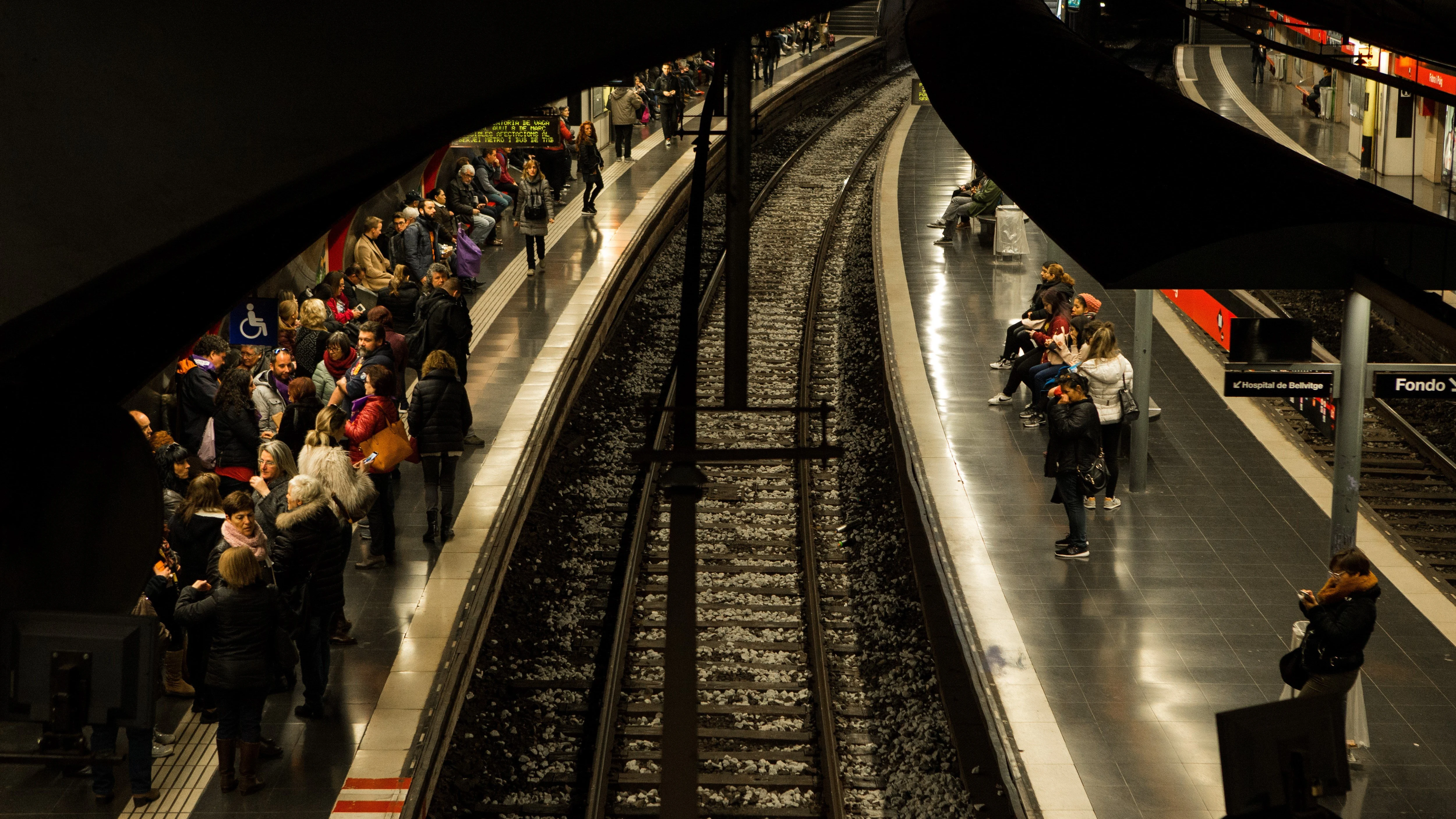 Una estación de Metro Barcelona abarrotada durante el 8M