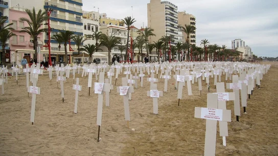 Playa de Vinaròs convertida en un cementerio simulado Playa de Vinaròs convertida en un cementerio simulado