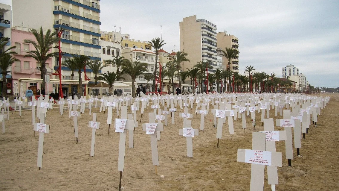 Playa de Vinaròs convertida en un cementerio simulado 