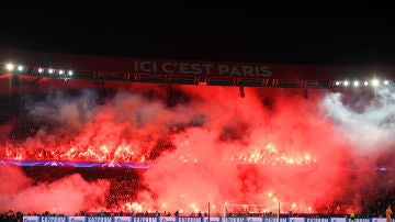 Encendido de bengalas en el Parque de los Príncipes