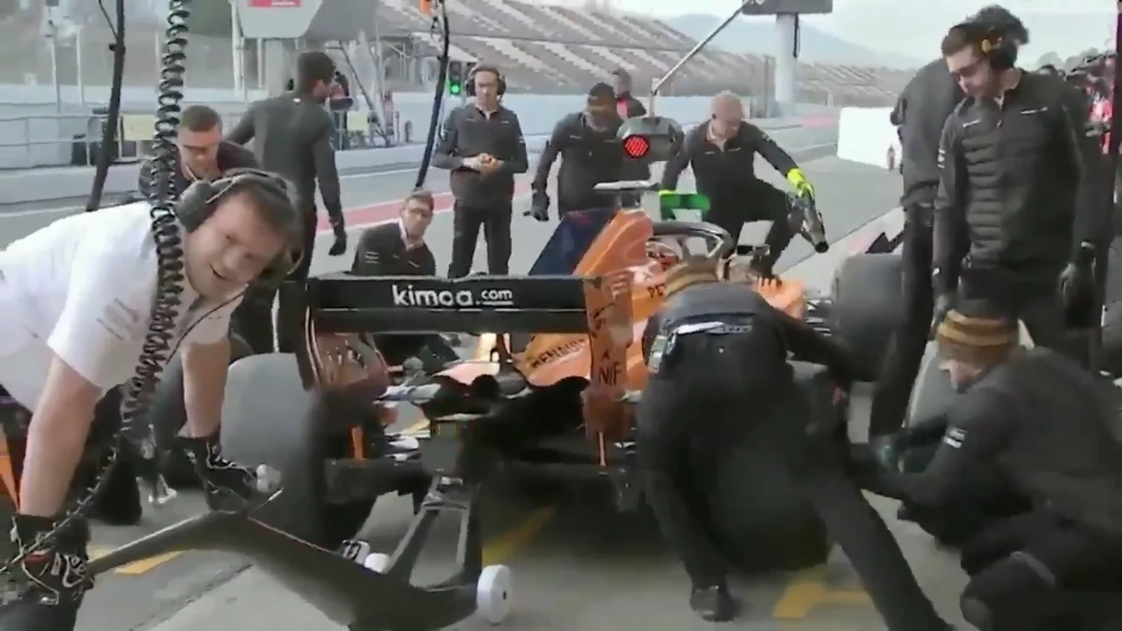 El surrealista pit-stop de McLaren en Montmeló El surrealista pit-stop de McLaren en Montmeló