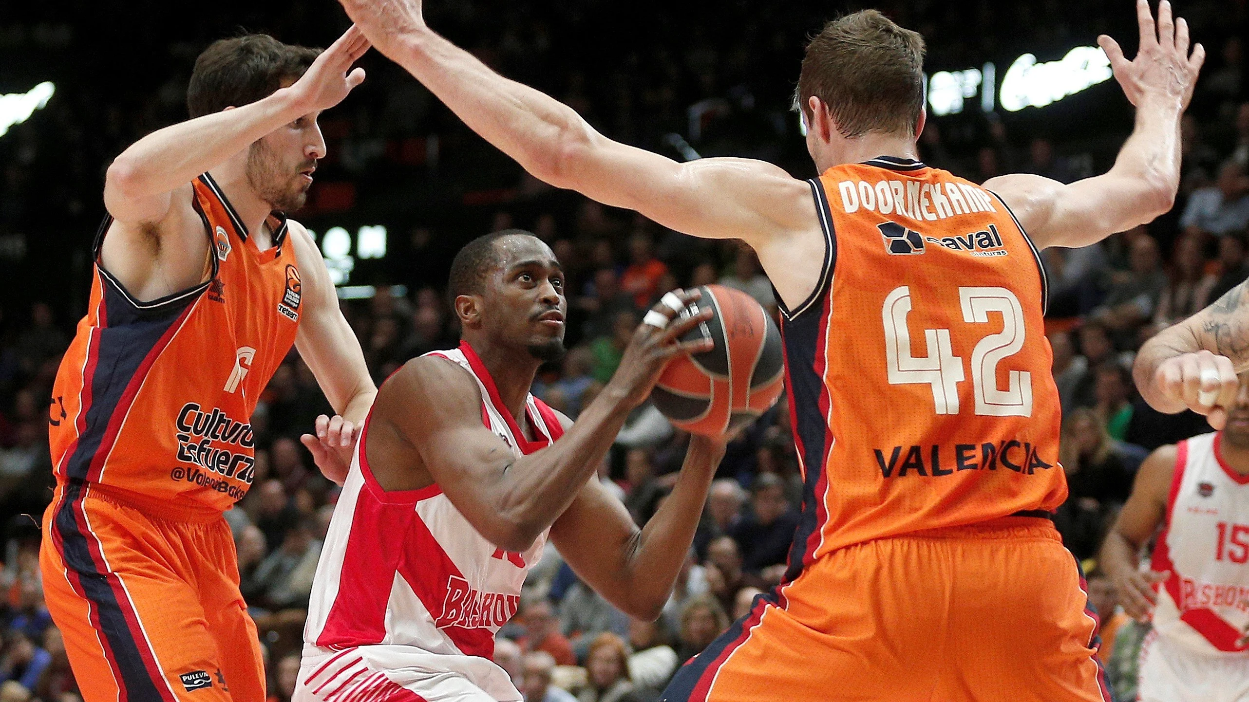 Rodrigue Beaubois trata de lanzar a canasta ante la defensa del Valencia Basket