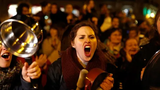 Una manifestante, durante las caceroladas en Madrid Una manifestante, durante las caceroladas en Madrid