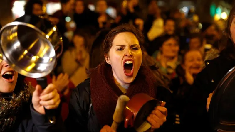 Una manifestante, durante las caceroladas en Madrid