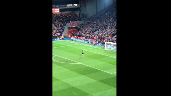 Iker Casillas recibe una ovaci&oacute;n en Anfield