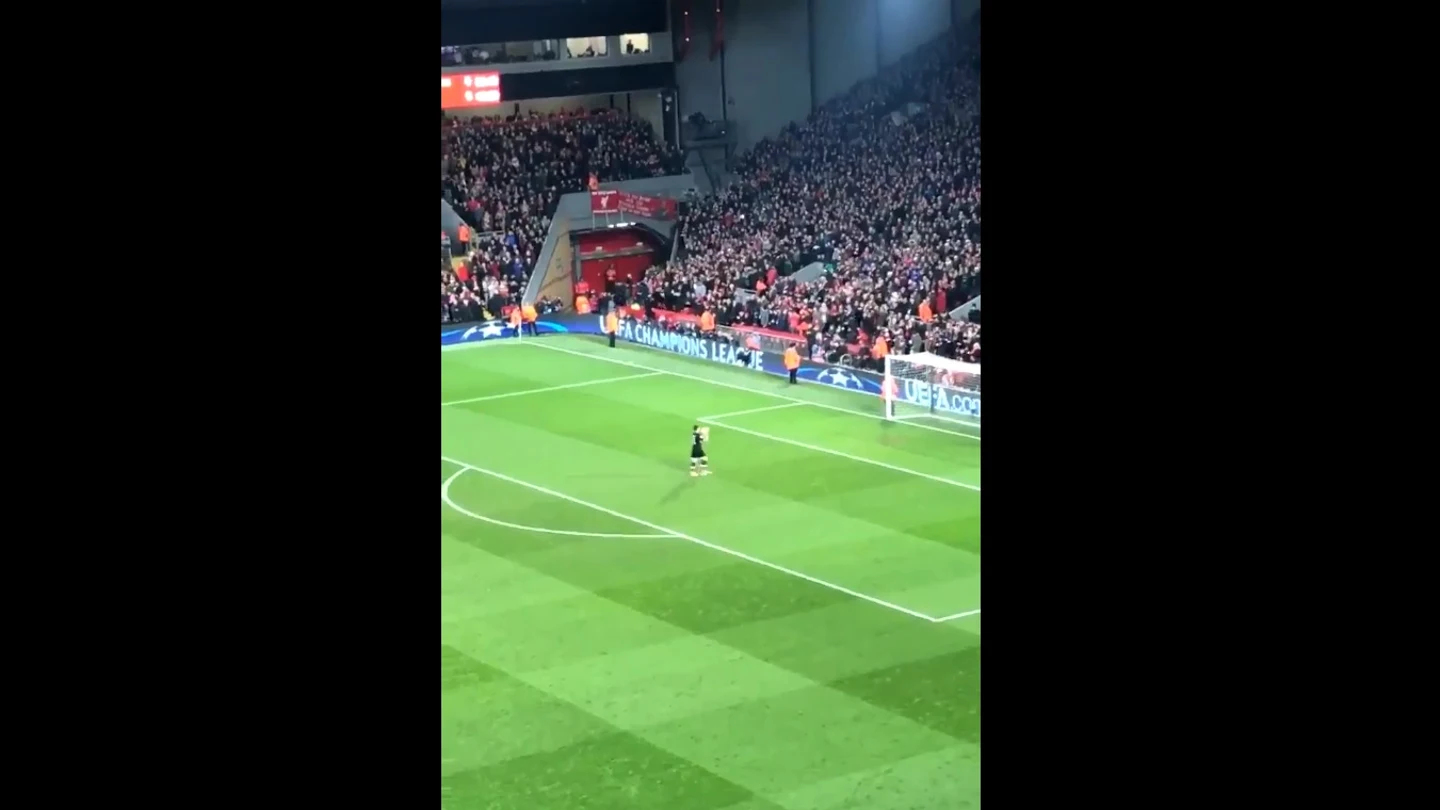 Iker Casillas recibe una ovación en Anfield Iker Casillas recibe una ovación en Anfield