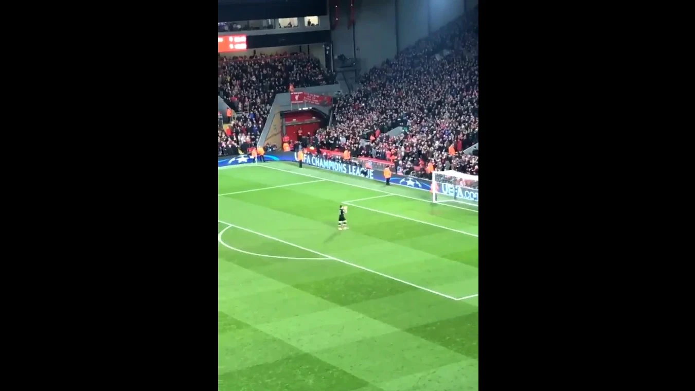 Iker Casillas recibe una ovación en Anfield