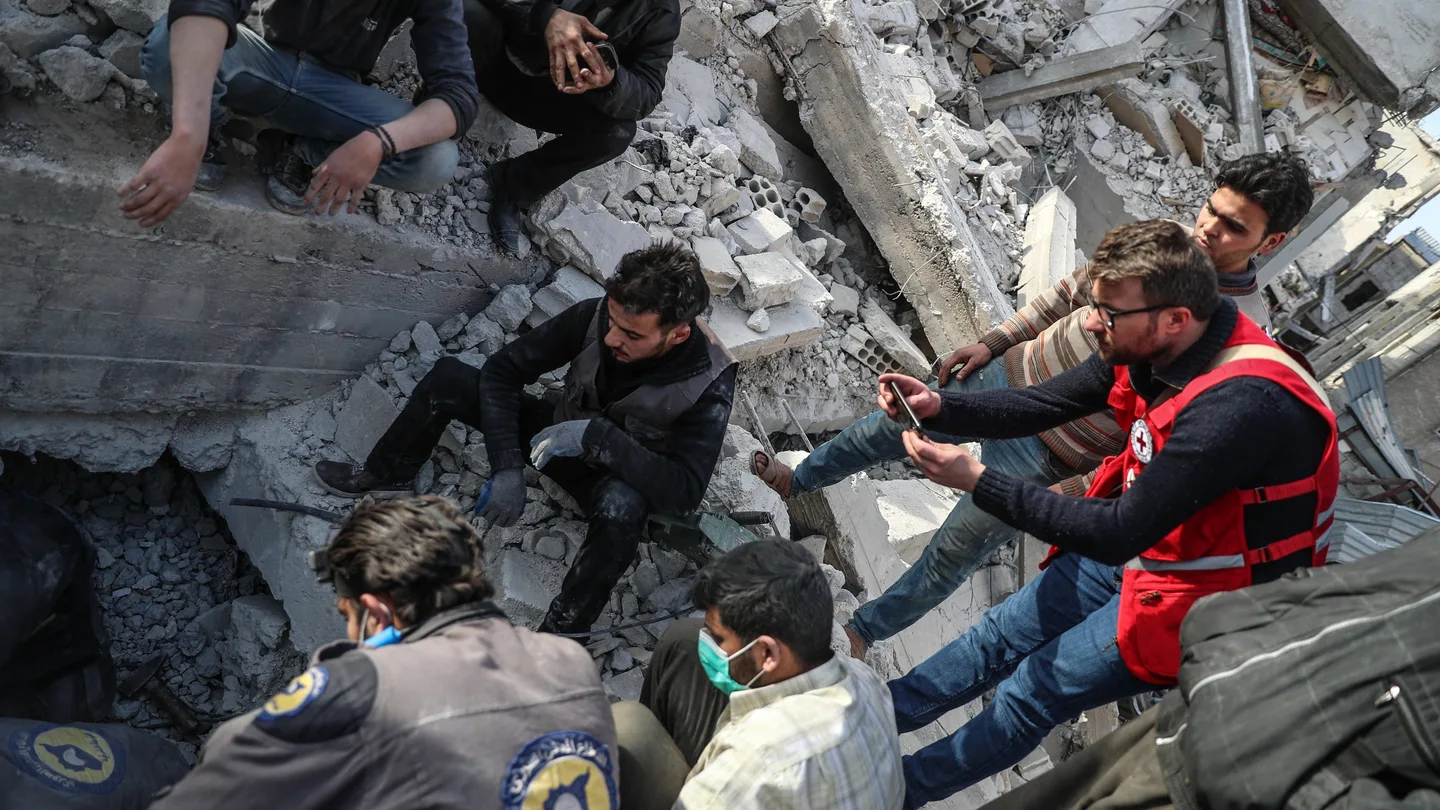 Miembros de Defensa Civil Siria mientras buscan el cuerpo de una víctima Miembros de Defensa Civil Siria mientras buscan el cuerpo de una víctima