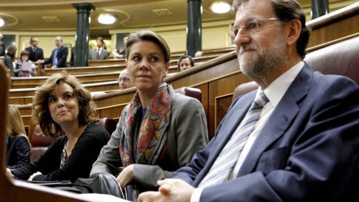 Soraya S&aacute;enz de Santamar&iacute;a y Mar&iacute;a Dolores de Cospedal, junto al presidente Mariano Rajoy