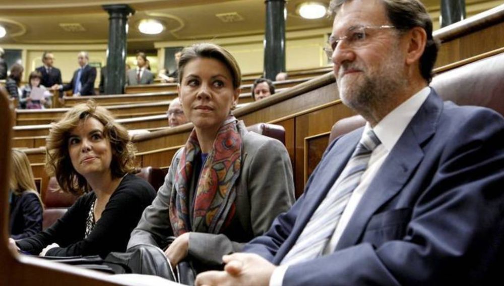 Soraya Sáenz de Santamaría y María Dolores de Cospedal, junto al presidente Mariano Rajoy