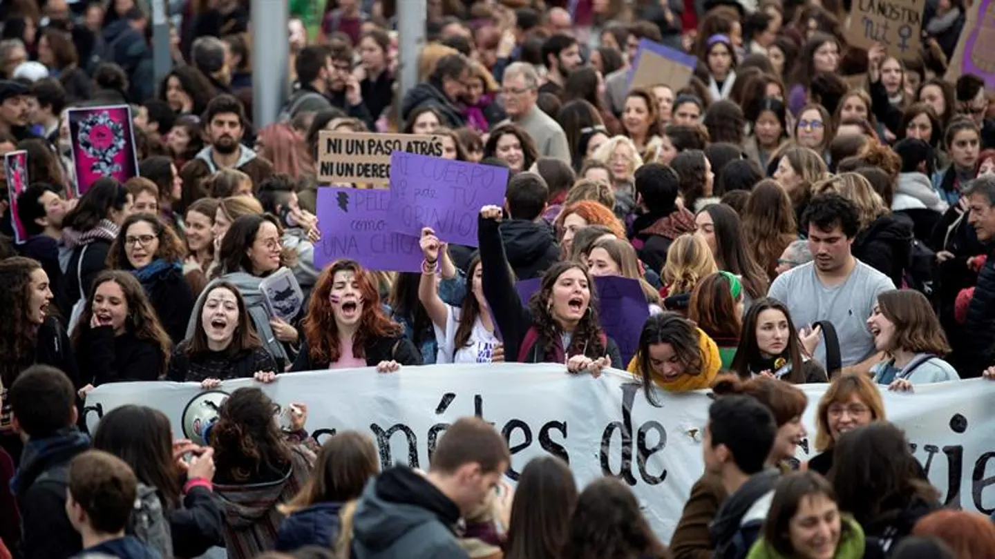 Una ola de mujeres toma la calle en una huelga feminista Una ola de mujeres toma la calle en una huelga feminista