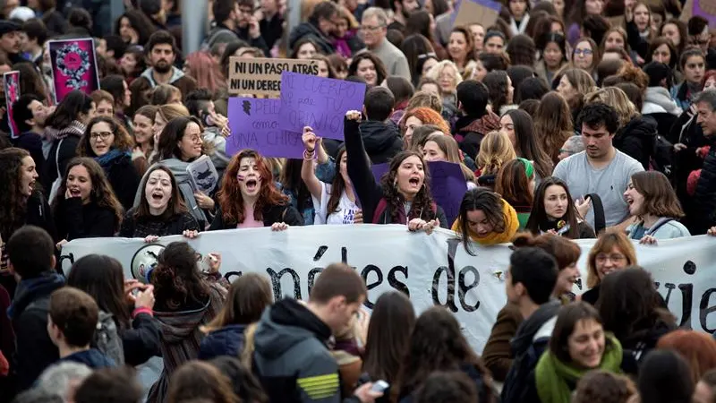 Una ola de mujeres toma la calle en una huelga feminista