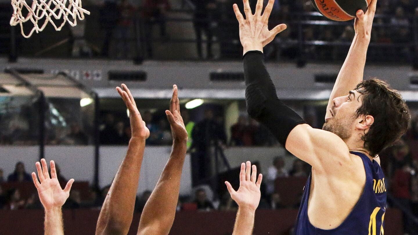 Tomic lanza un gancho ante la defensa de Olympiacos