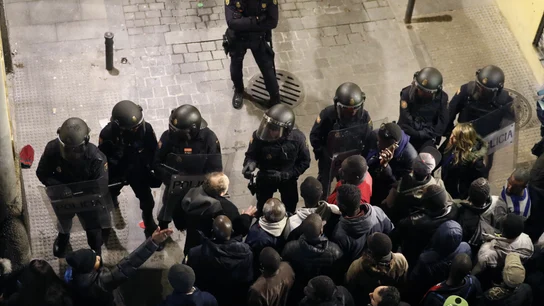 Policías antidisturbios intentan calmar la tensión en la calle Mesón de Paredes Policías antidisturbios intentan calmar la tensión en la calle Mesón de Paredes