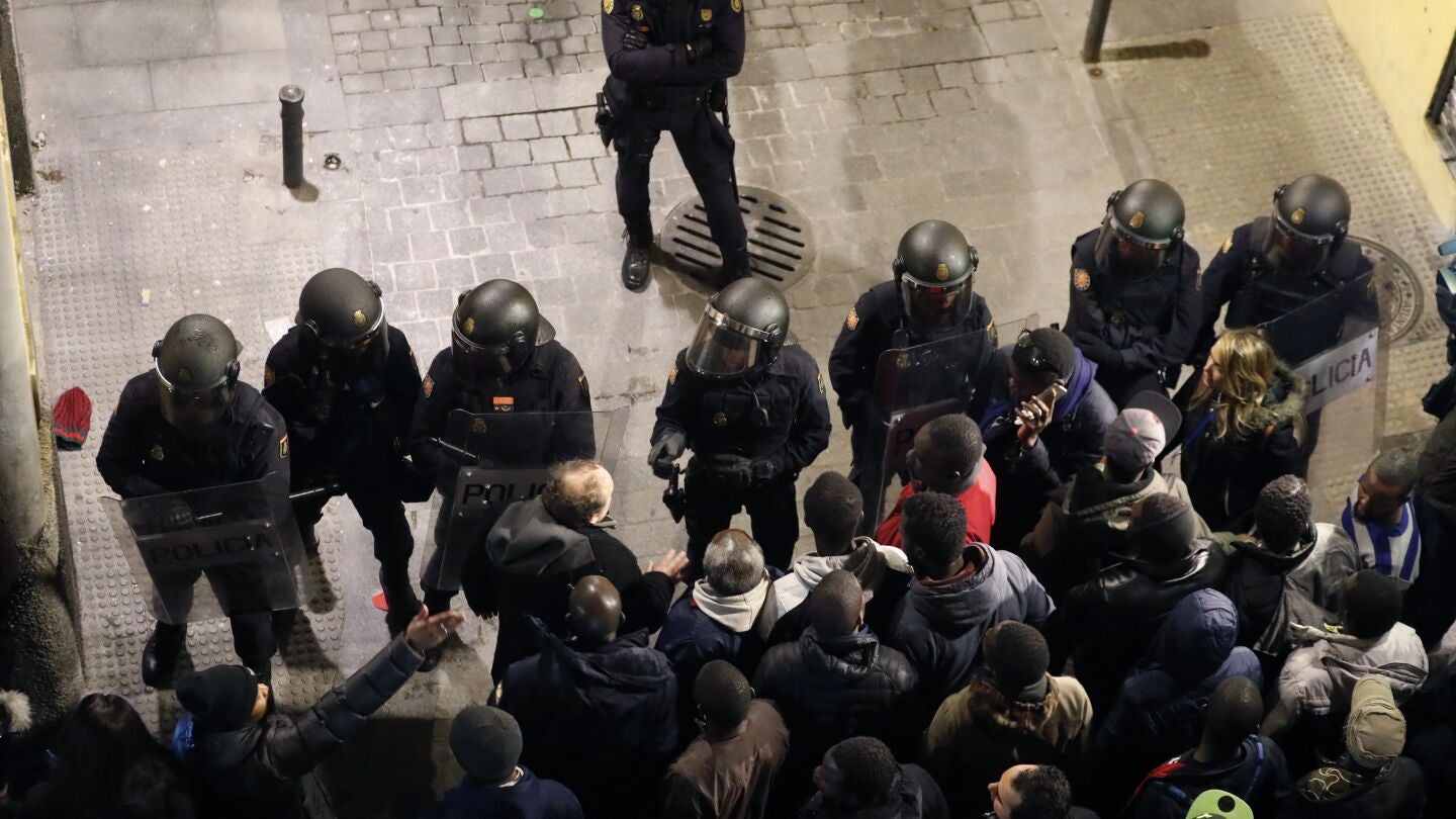 Polic&iacute;as antidisturbios intentan calmar la tensi&oacute;n en la calle Mes&oacute;n de Paredes