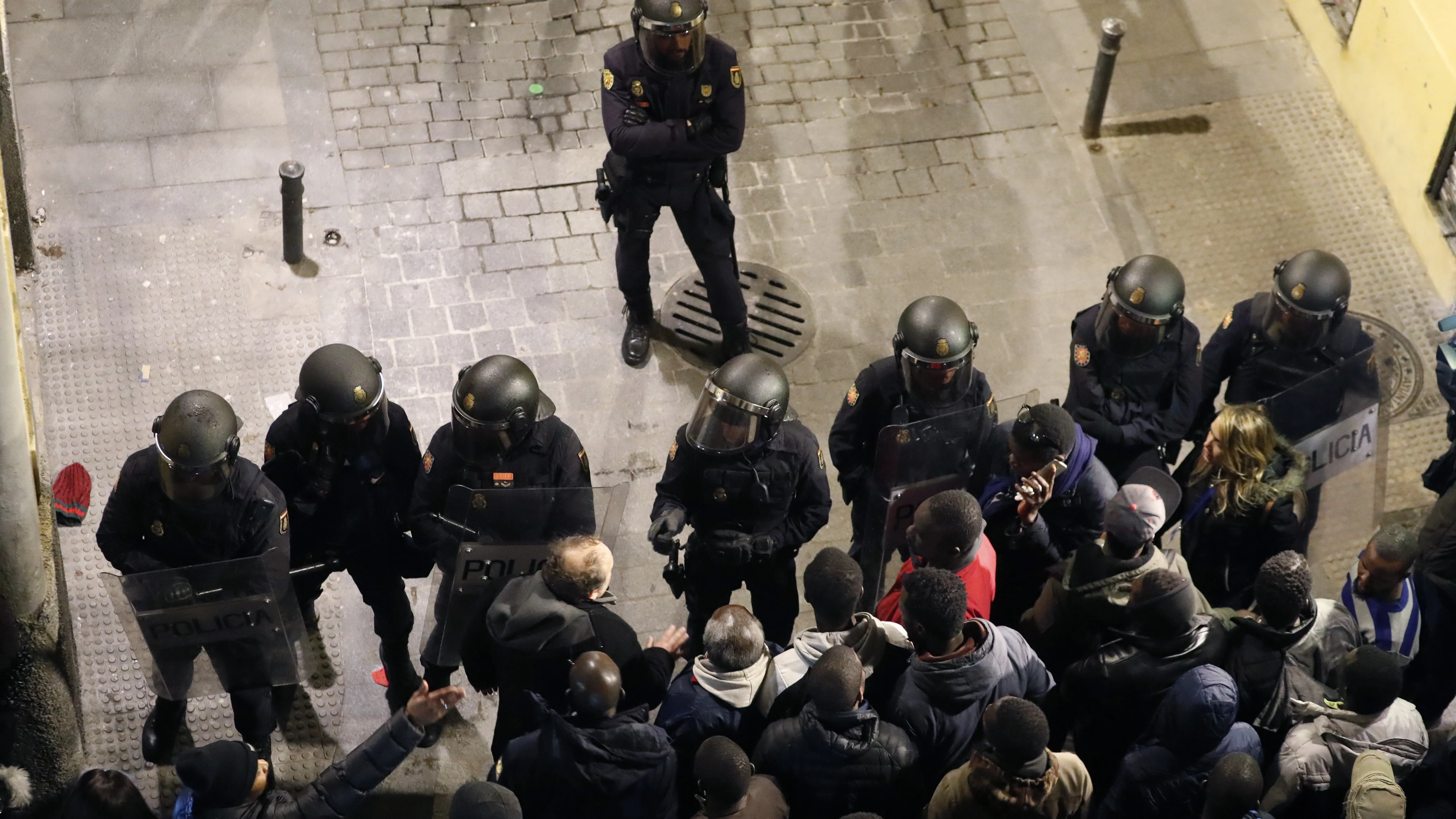 Policías antidisturbios intentan calmar la tensión en la calle Mesón de Paredes