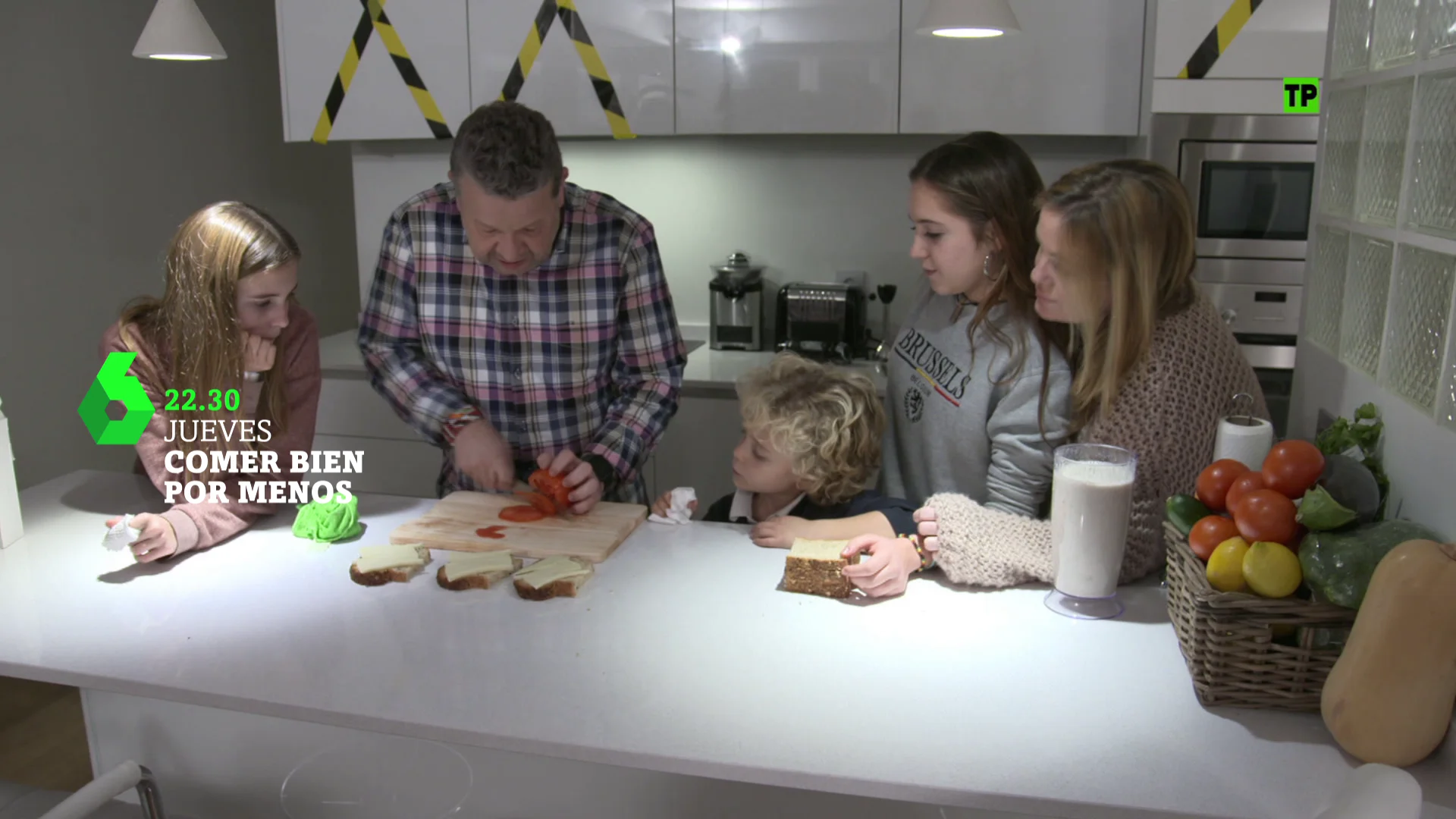 Alberto Chicote, con una familia en 'Comer bien por menos'