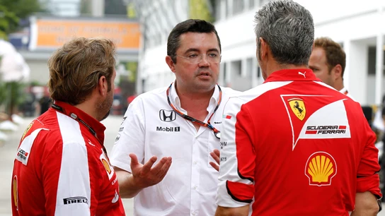 Boullier charla con mecánicos de Ferrari Boullier charla con mecánicos de Ferrari