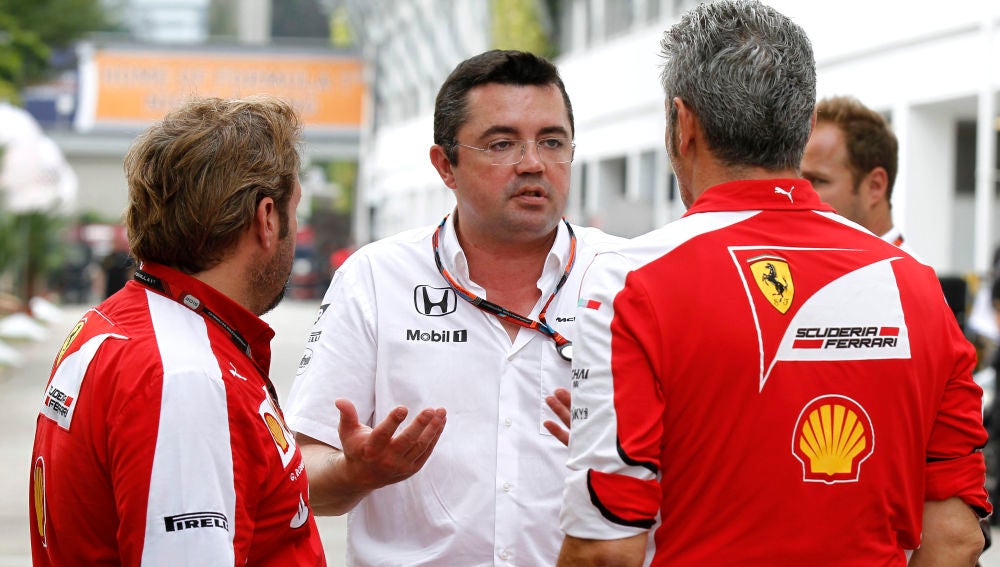 Boullier charla con mecánicos de Ferrari