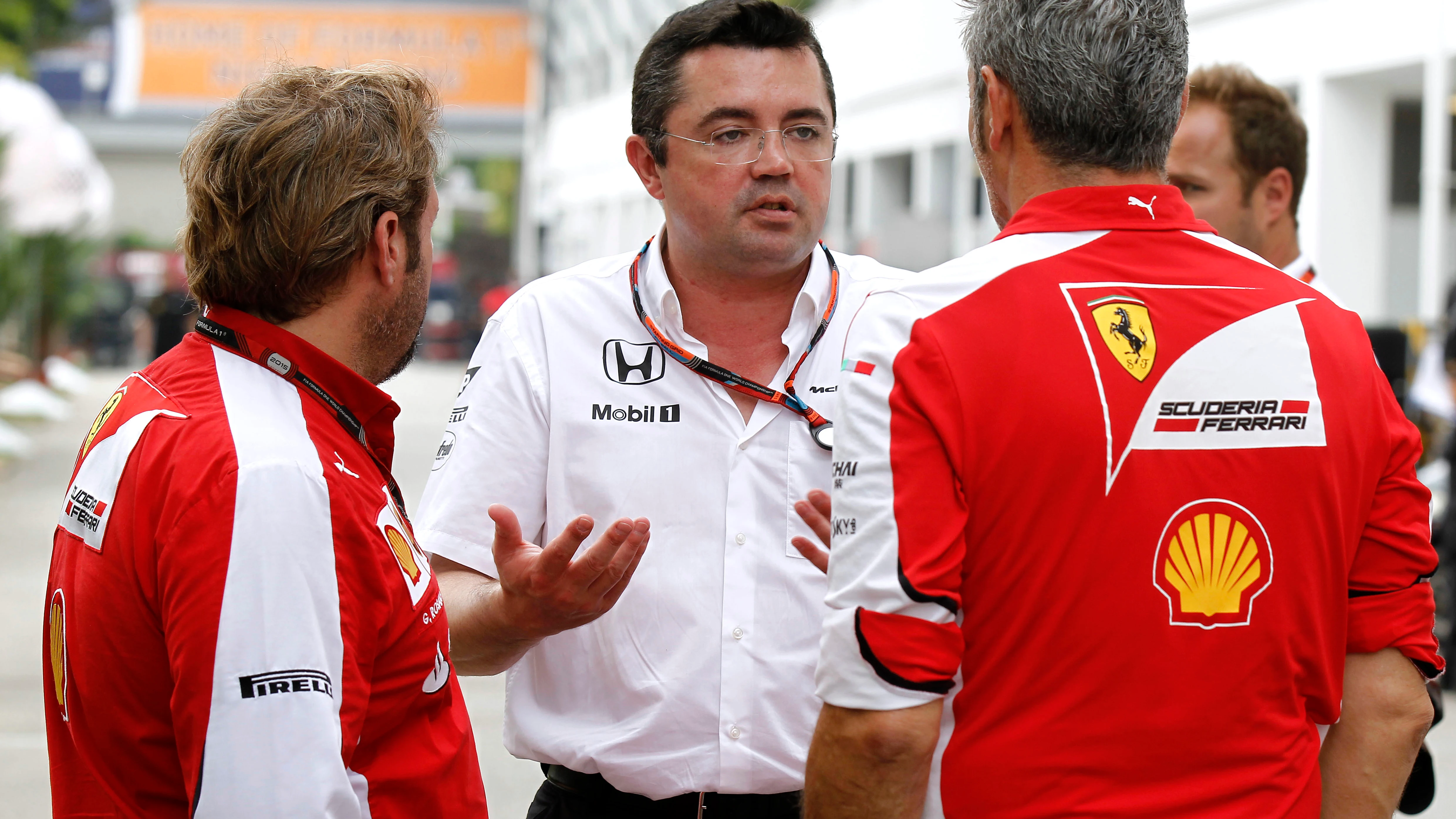 Boullier charla con mecánicos de Ferrari