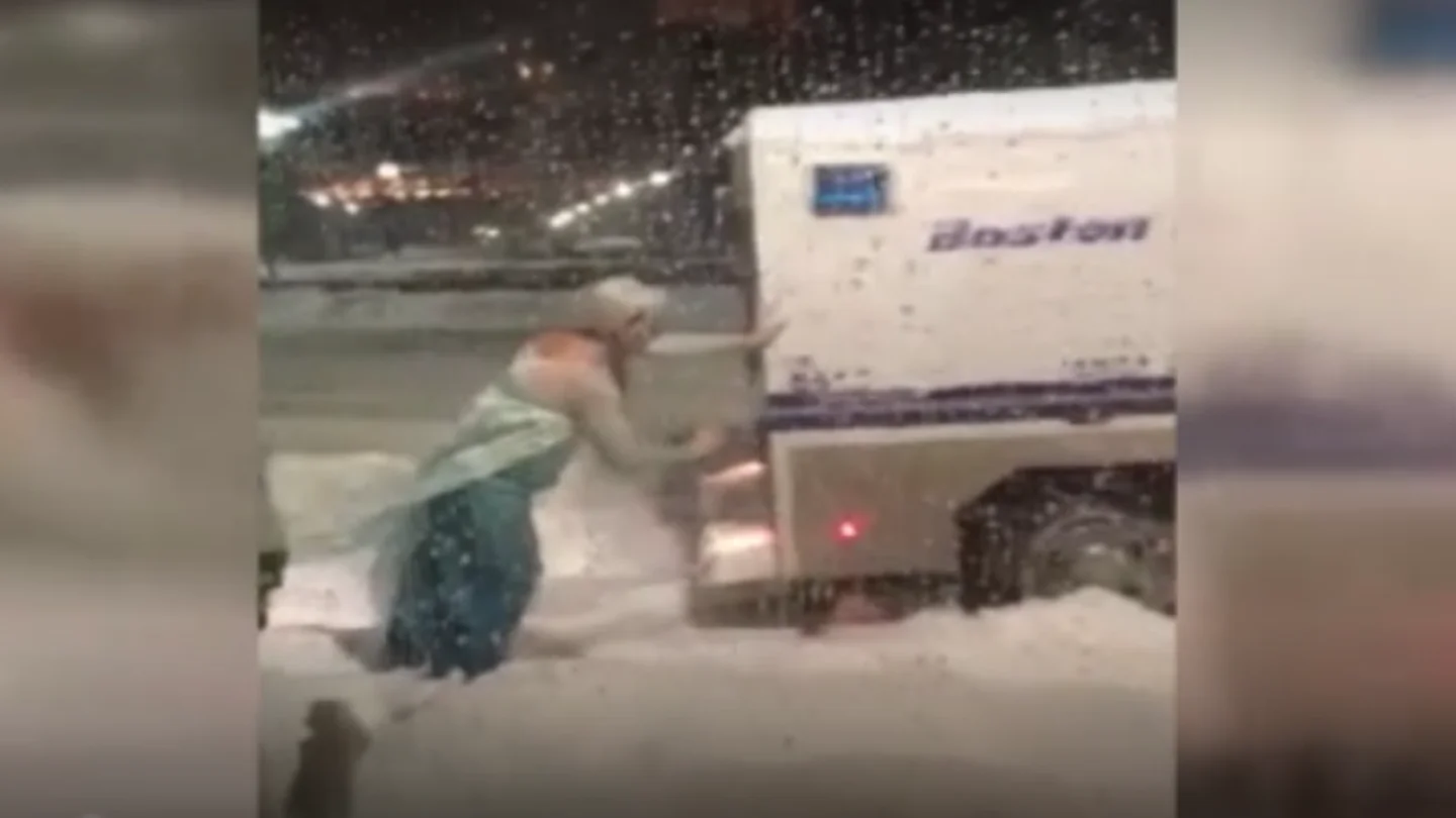 Una drag vestida de Elsa rescata a la policia de Boston de la nieve Una drag vestida de Elsa rescata a la policia de Boston de la nieve