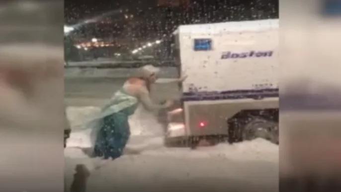 Una drag vestida de Elsa rescata a la policia de Boston de la nieve