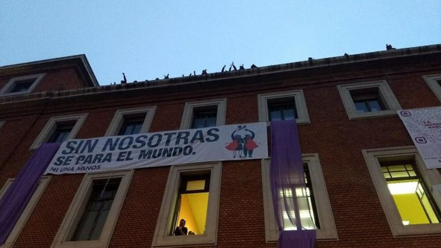 Fachada de La Ingobernable durante el 8M